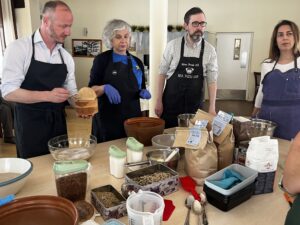 türgi, iiri, leedu, georgia saadikud leiba tegemas